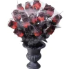 Vase mit roten Rosen und Spinnennetz